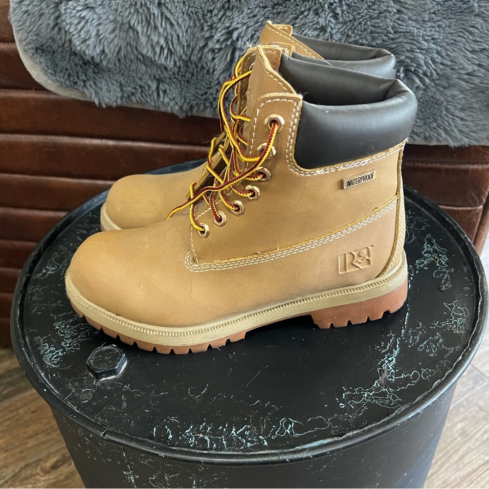 Tan and Black Lace Up Boots with Rugged Sole for Men Size 6.5 / Women Size 8.5